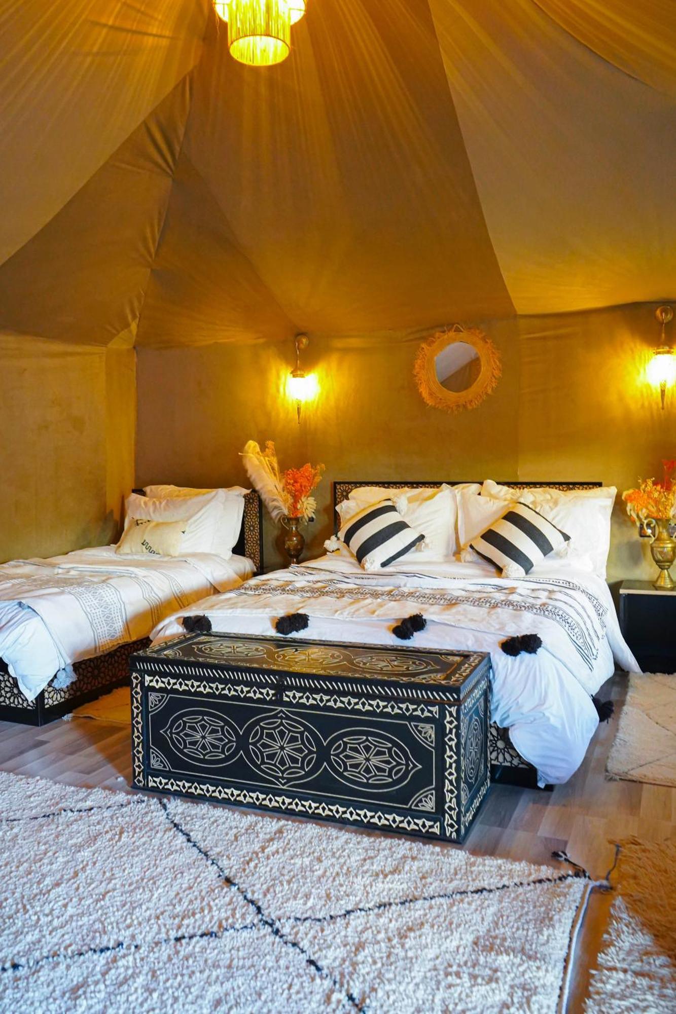 Young Luxury Camp Merzouga Bagian luar foto