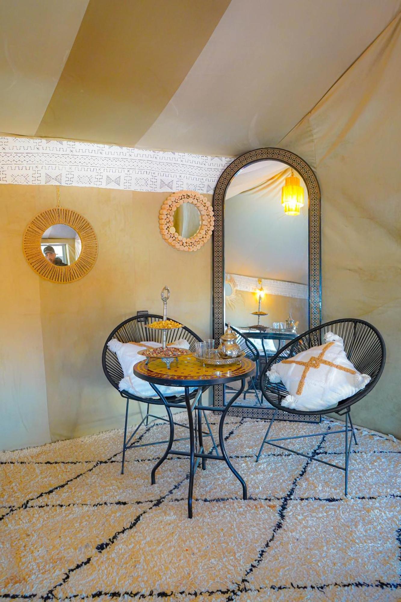 Young Luxury Camp Merzouga Bagian luar foto