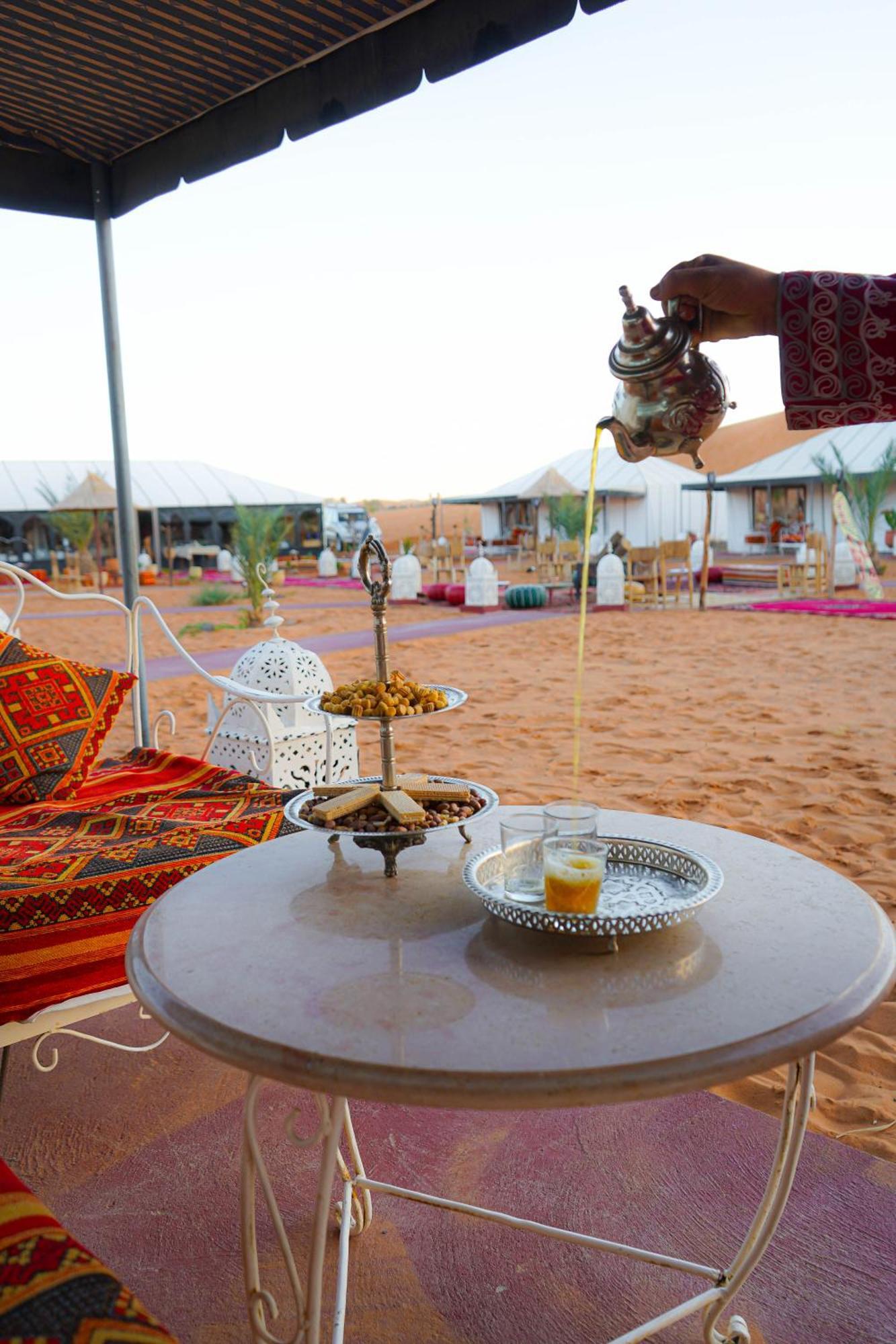 Young Luxury Camp Merzouga Bagian luar foto