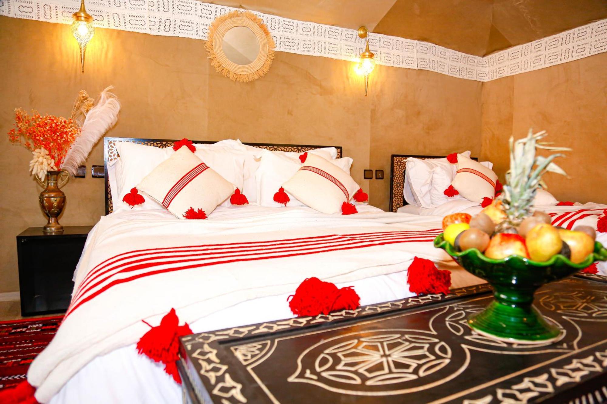 Young Luxury Camp Merzouga Bagian luar foto